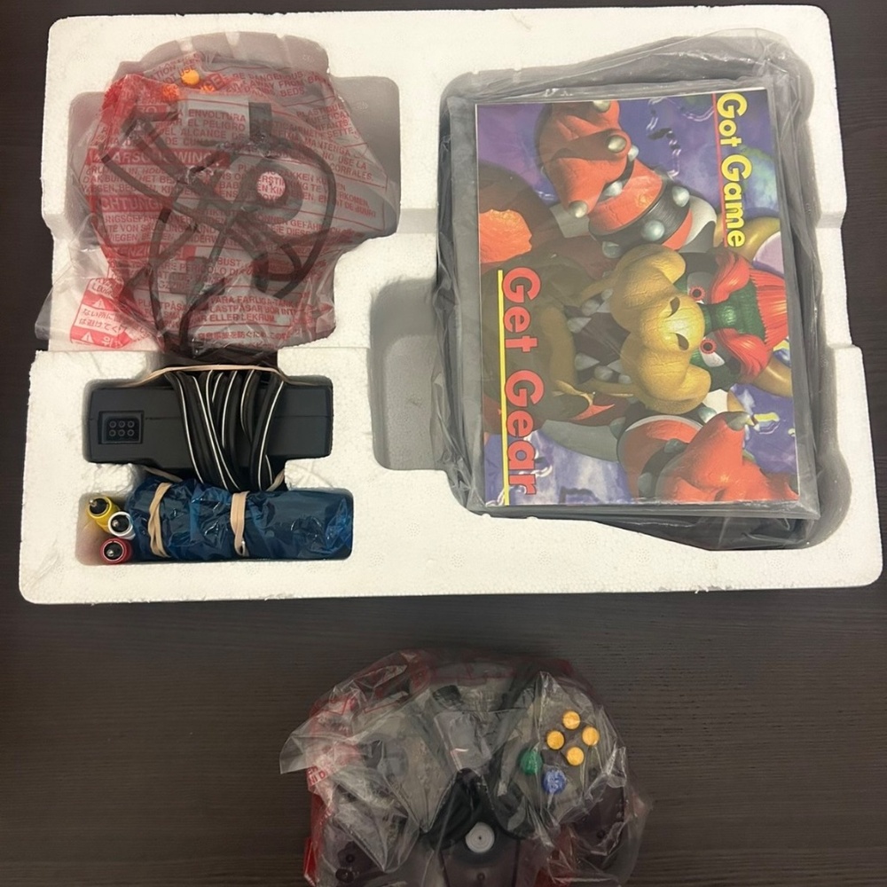Nintendo 64 with Controllers & Adapter - Picture 2 of 12